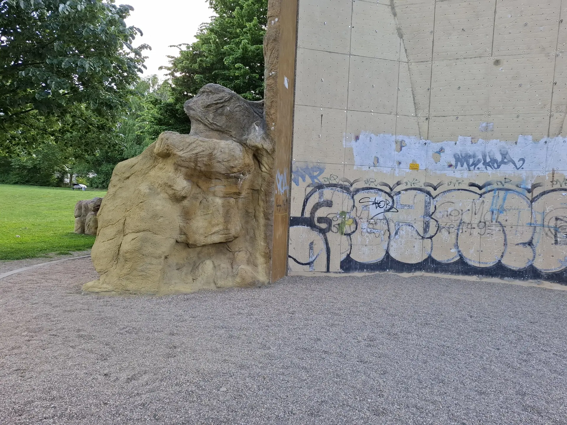 Linke Seite der Boulderblock des Kletterturms | © DAV Dortmund