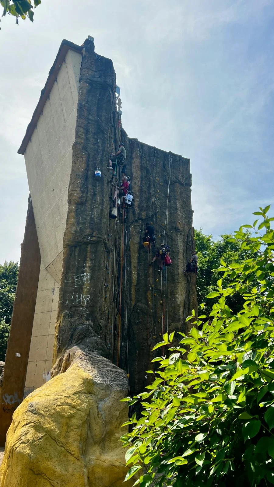 Weiter Anblick über der Kletterturm. Neue Routen sind geschraubt. | © DAV Dortmund