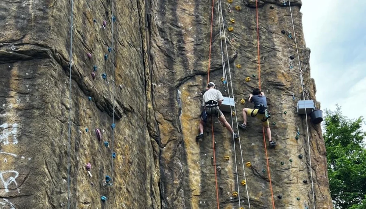 3 Kletterer installieren neue Griffe an der Kletterturm | © DAV Dortmund