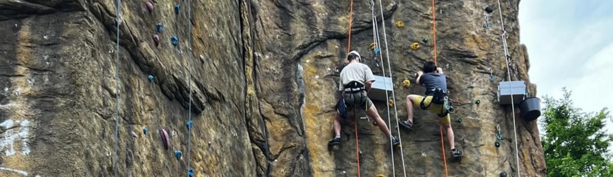 3 Kletterer installieren neue Griffe an der Kletterturm | © DAV Dortmund