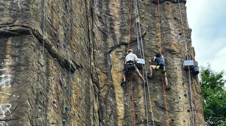 3 Kletterer installieren neue Griffe an der Kletterturm | © DAV Dortmund
