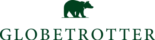 Grünes Logo des Unternehmens Globetrotter: Ein stilisierter Bär über dem Schriftzug „Globetrotter“ auf transparentem Hintergrund. | © Globetrotter