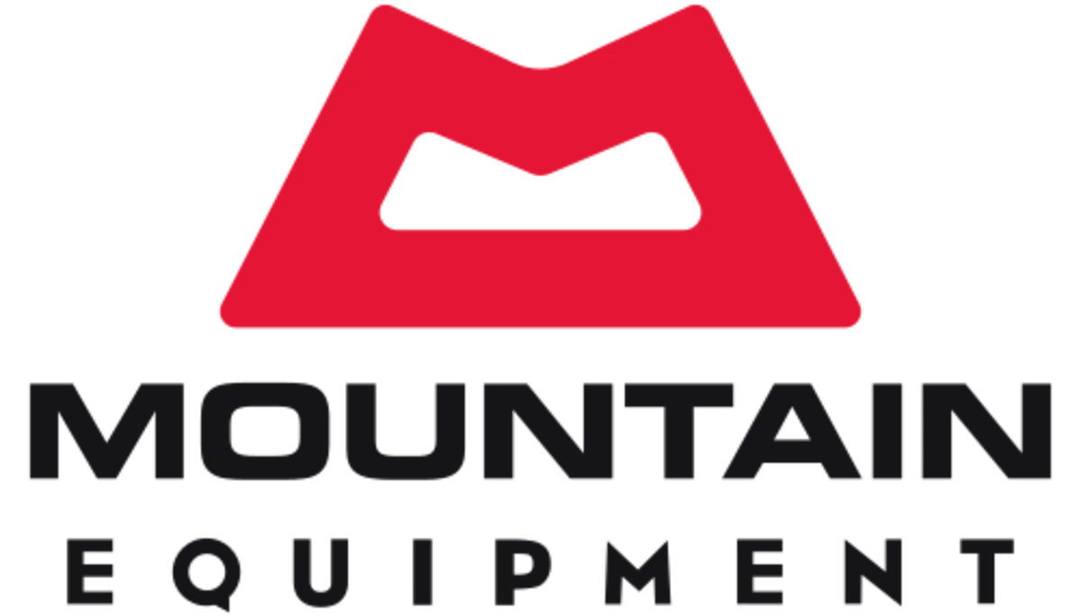 Rotes Symbol über schwarzem Text „MOUNTAIN EQUIPMENT“, transparenter Hintergrund. | © MoutainEquipment