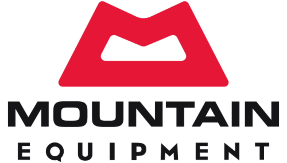 Rotes Symbol über schwarzem Text „MOUNTAIN EQUIPMENT“, transparenter Hintergrund. | © MoutainEquipment
