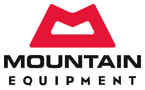 Rotes Symbol über schwarzem Text „MOUNTAIN EQUIPMENT“, transparenter Hintergrund. | © MoutainEquipment