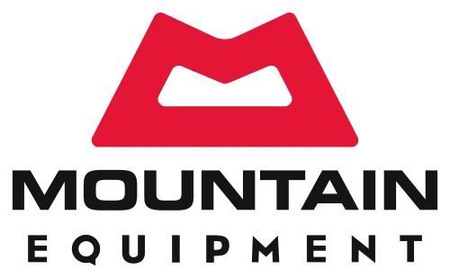 Rotes Symbol über schwarzem Text „MOUNTAIN EQUIPMENT“, transparenter Hintergrund. | © MoutainEquipment