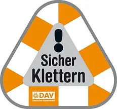 Dreieckiges Schild mit orangem Rand, Ausrufezeichen und Text „Sicher Klettern“, DAV-Logo unten. | © DAV