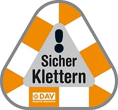 Dreieckiges Schild mit orangem Rand, Ausrufezeichen und Text „Sicher Klettern“, DAV-Logo unten. | © DAV