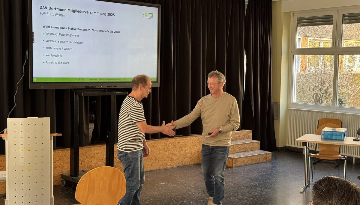 Norbert Gutwald bedankt sich bei Peter Hagemann | © DAV Dortmund