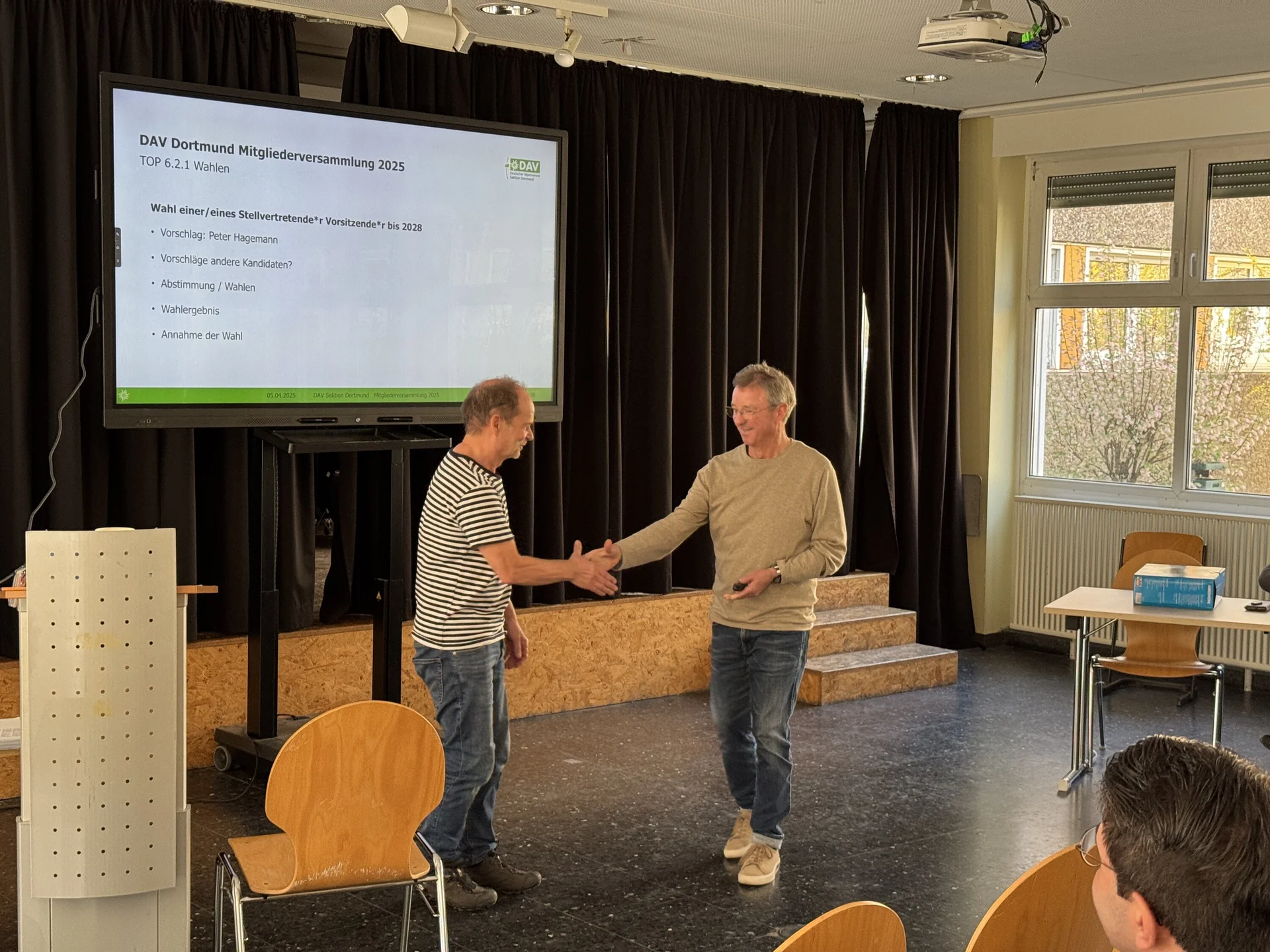 Norbert Gutwald bedankt sich bei Peter Hagemann | © DAV Dortmund