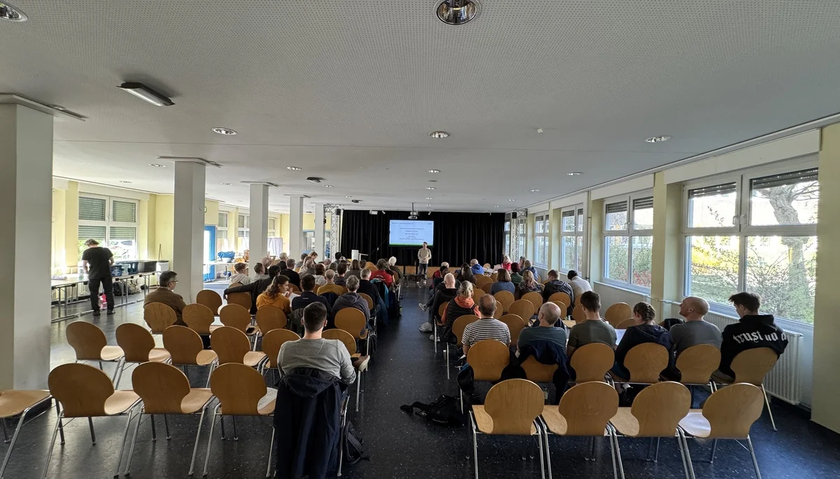 Zahlreiche Personen sitzen in Reihen und verfolgen die Präsentation bei der DAV Dortmund Mitgliederversammlung. | © DAV Dortmund