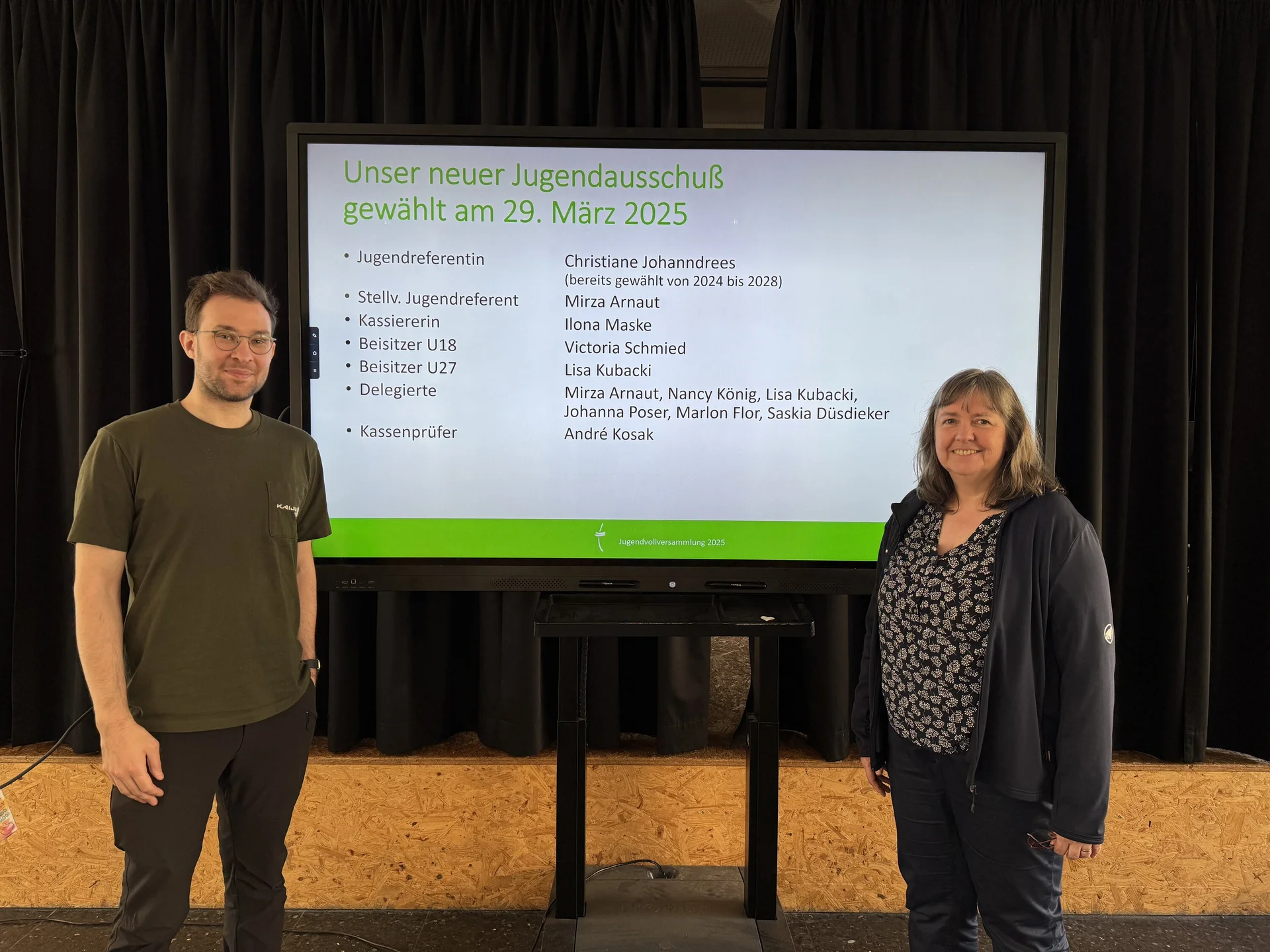 Zwei Personen stehen vor einer großen Leinwand mit der Präsentation des neuen Jugendausschusses des DAV Dortmund. | © DAV Dortmund