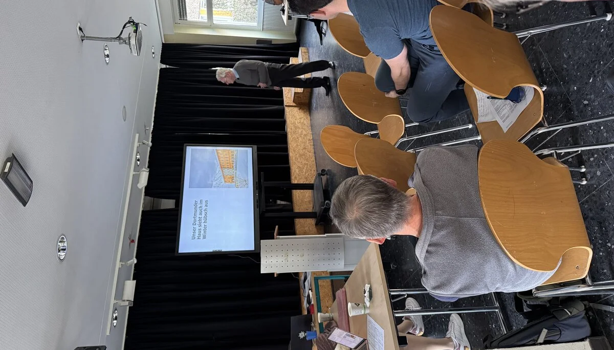 Zahlreiche Personen sitzen in Reihen und verfolgen die Präsentation bei der DAV Dortmund Mitgliederversammlung. | © DAV Dortmund