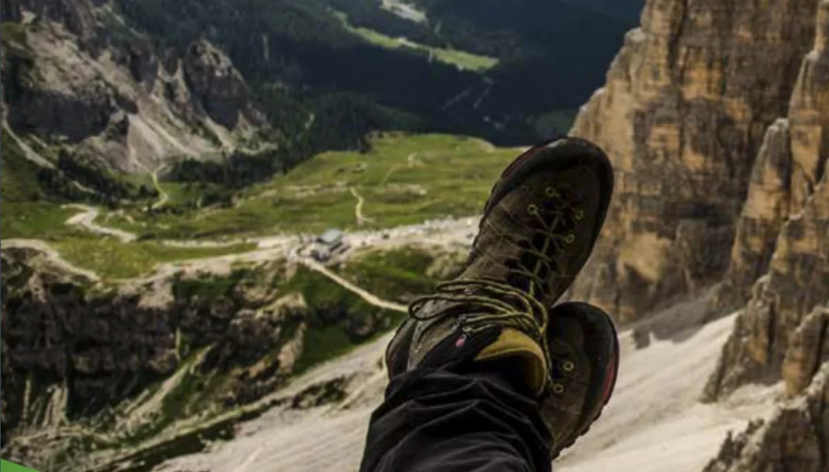 Cover mit Aussicht auf Dolomiten, im Vordergrund Wanderstiefel. | © DAV Dortmund