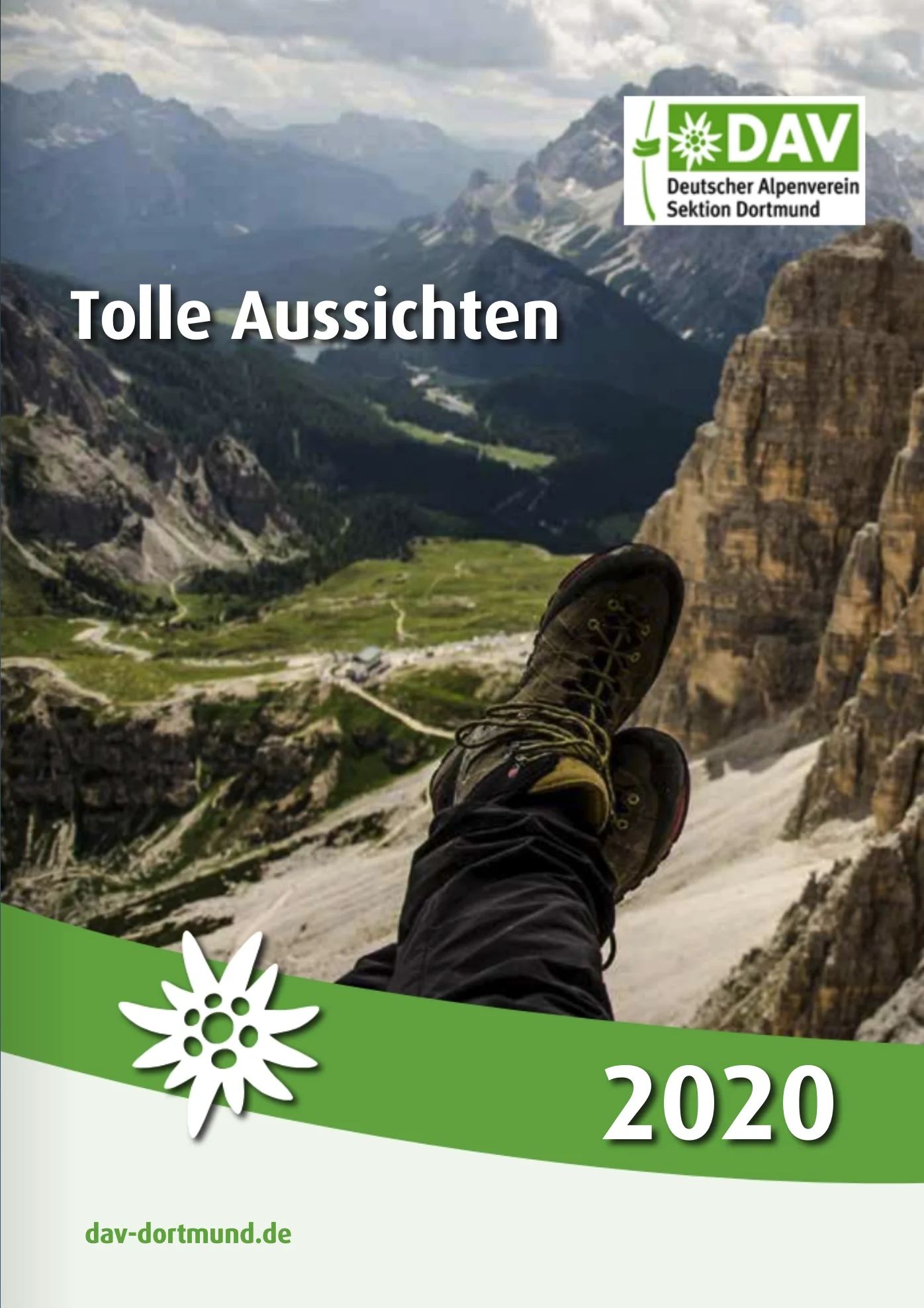 Cover mit Aussicht auf Dolomiten, im Vordergrund Wanderstiefel. | © DAV Dortmund