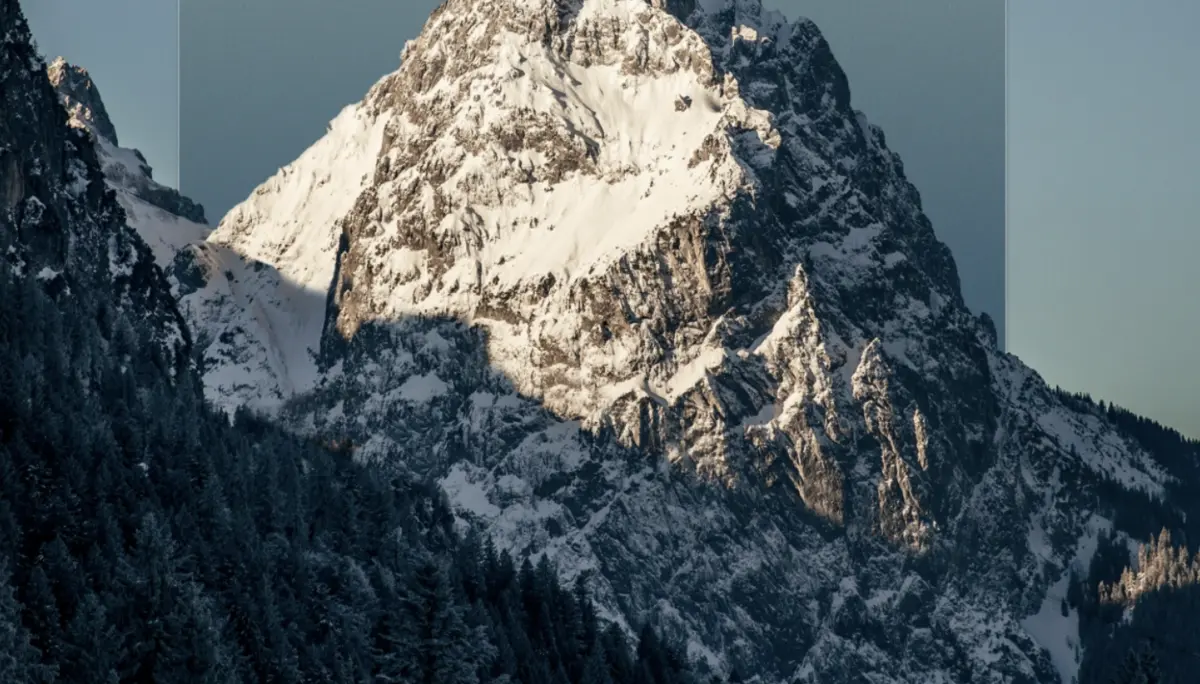 Titelbild des Sektionshefts 2022 mit dem Zugspitzmassiv, dunkelblauer Hintergrund. | © DAV Dortmund