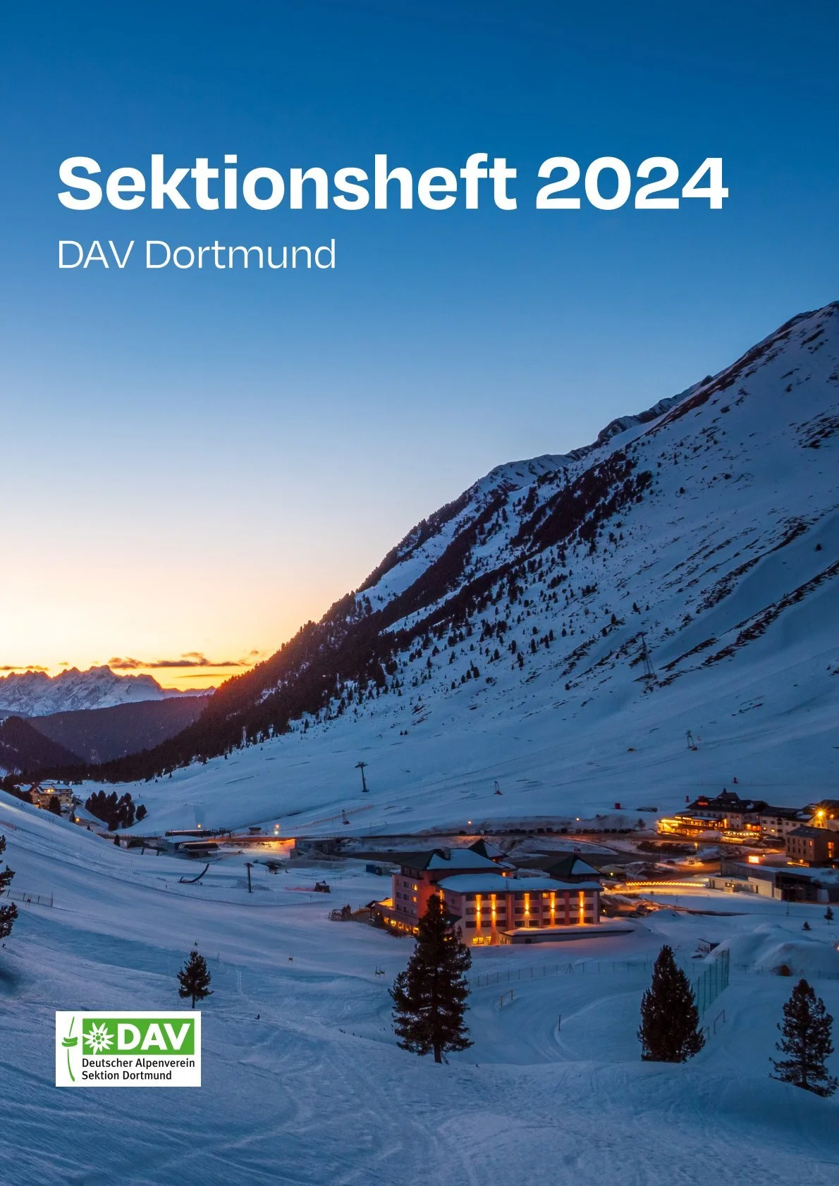 Titelbild des DAV Dortmund Sektionshefts 2024 mit verschneiter Alpenlandschaft und leuchtendem Tal bei Dämmerung. | © DAV Dortmund