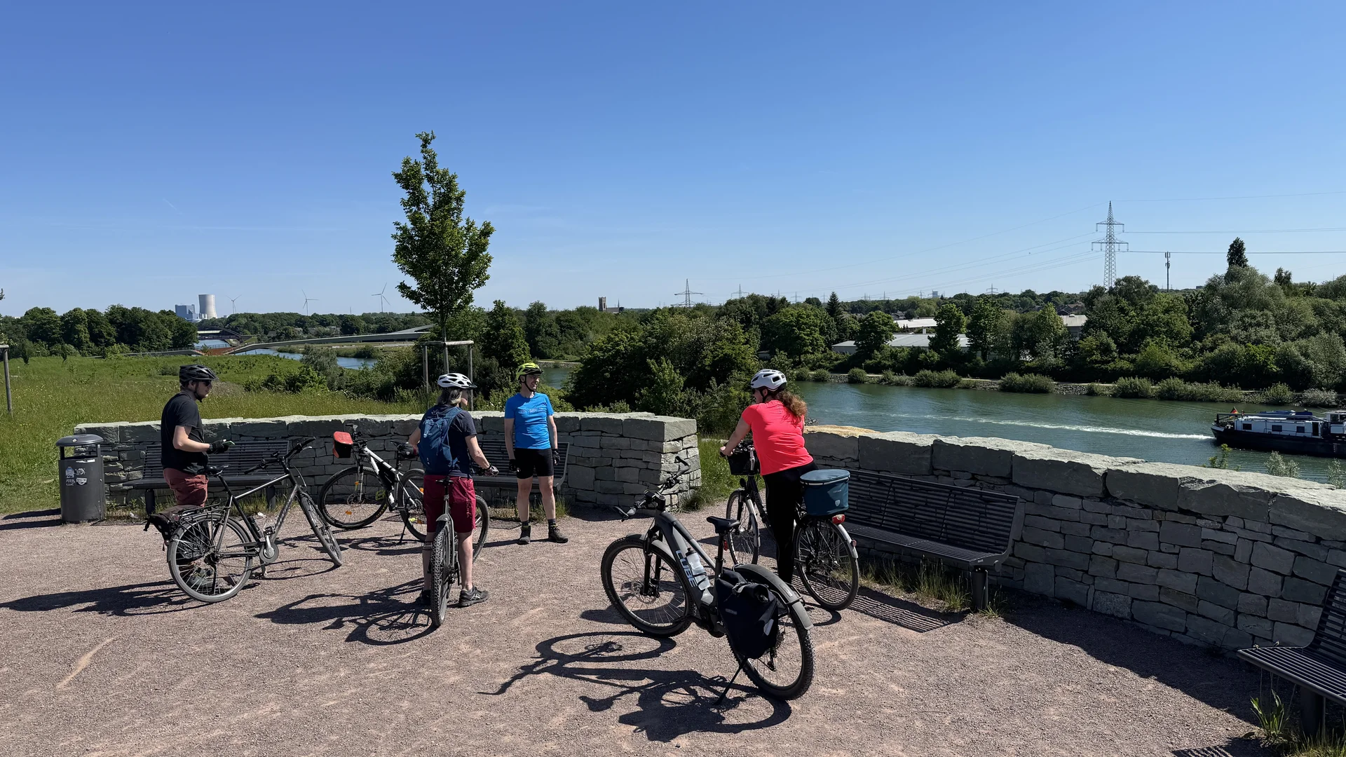 Radgruppe macht Pause auf einer Plattform mit Blick auf Fluss und grüne Landschaft. | © DAV Dortmund