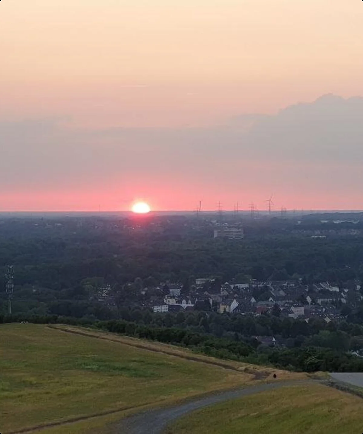Blick über das Ruhrgebiet mit untergehender Sonne am Horizont. | © DAV Dortmund