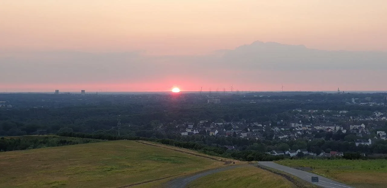 Blick über das Ruhrgebiet mit untergehender Sonne am Horizont. | © DAV Dortmund