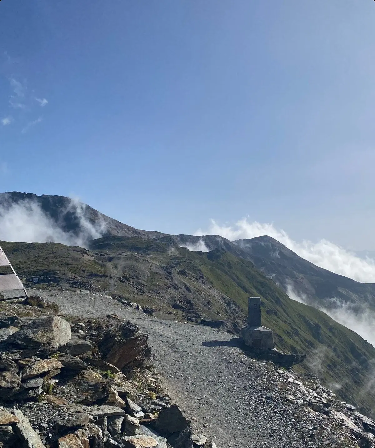 Aussicht auf einen Bergkamm mit Nebelschwaden und felsigem Weg unter blauem Himmel. | © DAV Dortmund