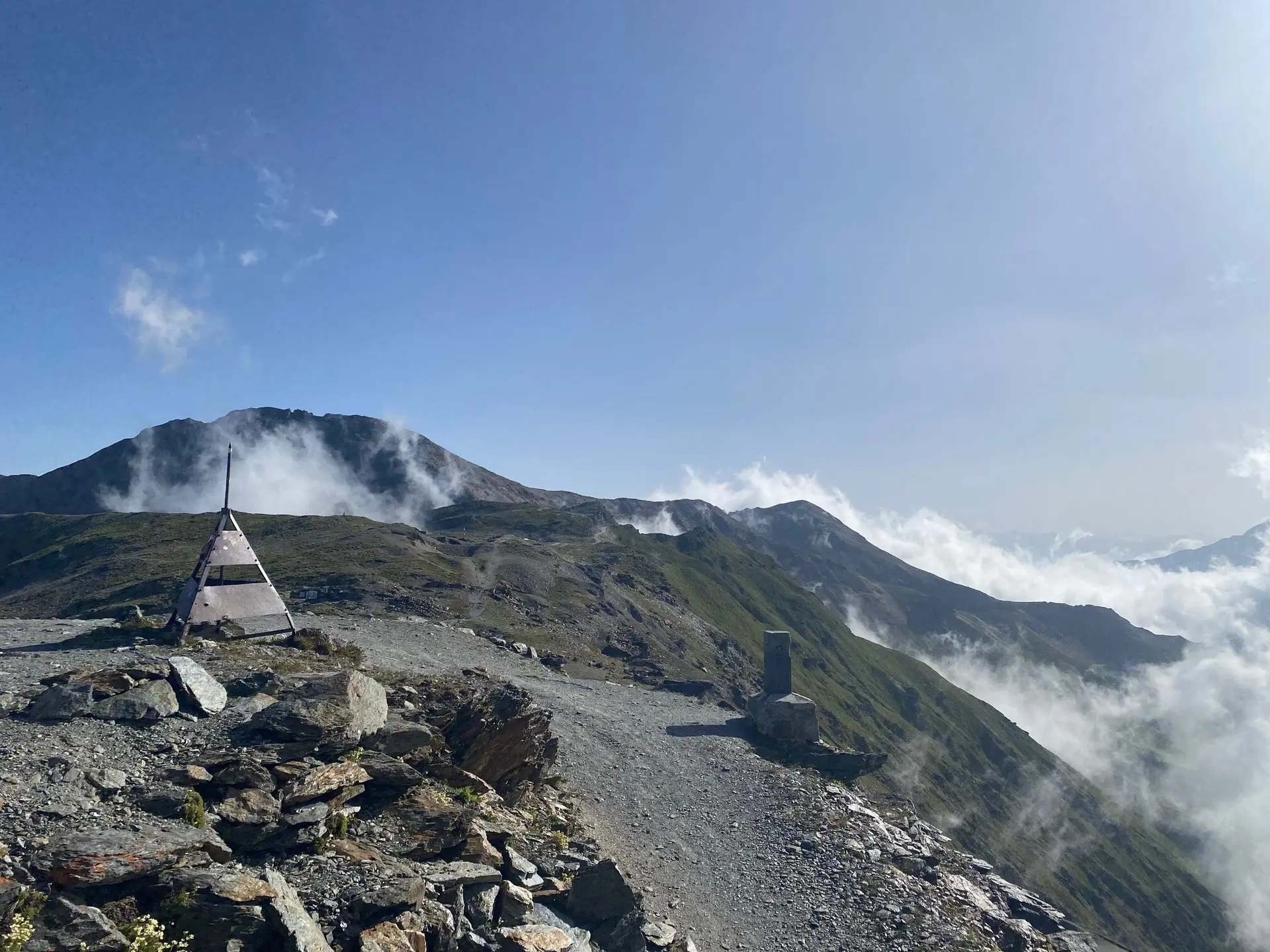 Aussicht auf einen Bergkamm mit Nebelschwaden und felsigem Weg unter blauem Himmel. | © DAV Dortmund