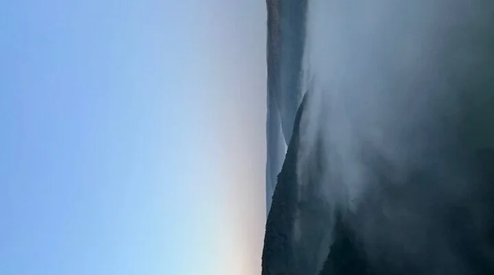 Eine ruhige Landschaft mit Hügeln, die von Frühnebel bedeckt sind, unter einem klaren Himmel. | © DAV Dortmund
