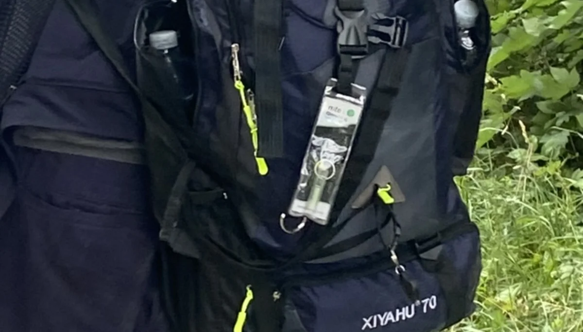 Ein großer Trekkingrucksack der Marke mit Trinkflaschen und Ausrüstung ist im Einsatz. Der Rucksack wird von einer Person getragen, die im Wald unterwegs ist. | © DAV Dortmund