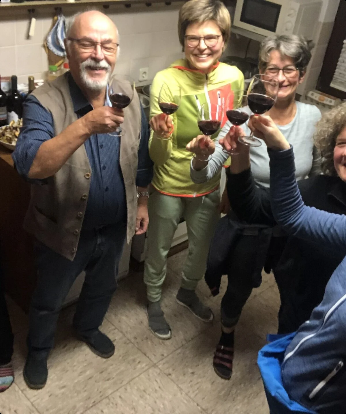 Sechs Personen stoßen mit Rotweingläsern in einer gemütlichen Küche an. | © DAV Dortmund