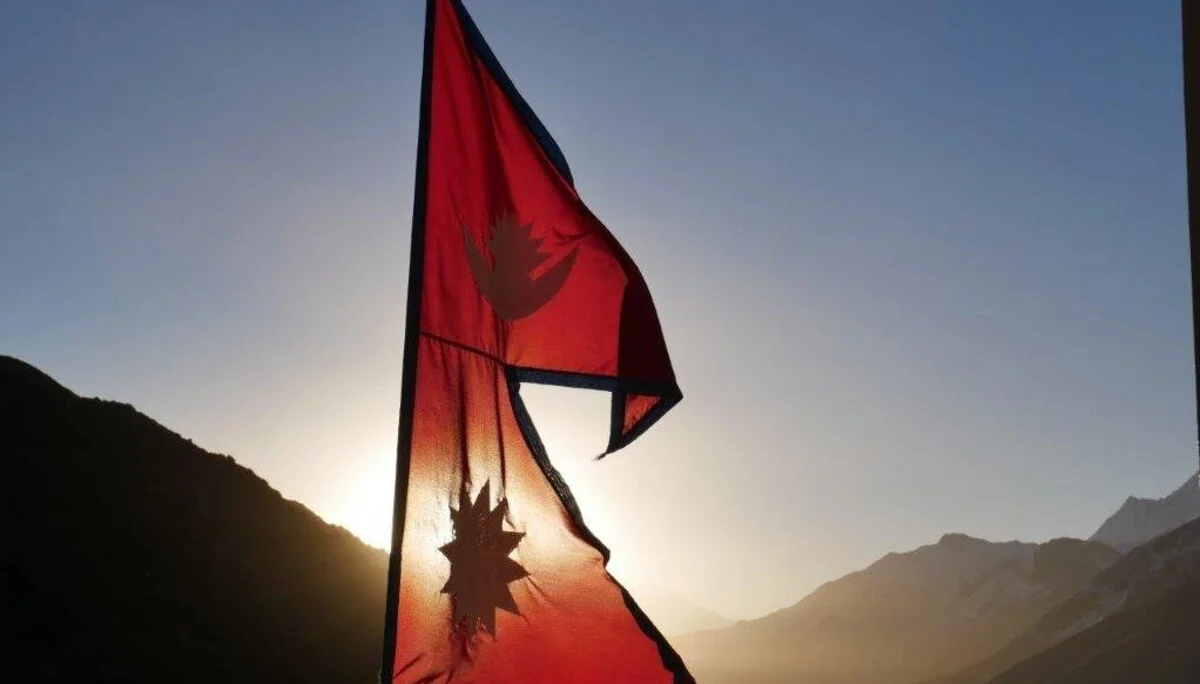 Zwei Nepal-Flaggen im Gegenlicht der untergehenden Sonne zwischen Bergen. | © DAV Dortmund