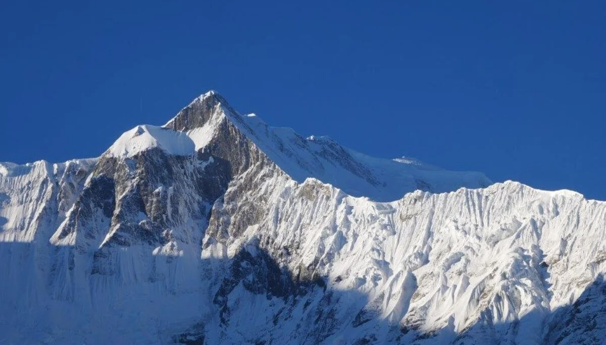 Schneebedeckter Berggipfel im Sonnenlicht mit scharfen Konturen und blauem Himmel. | © DAV Dortmund
