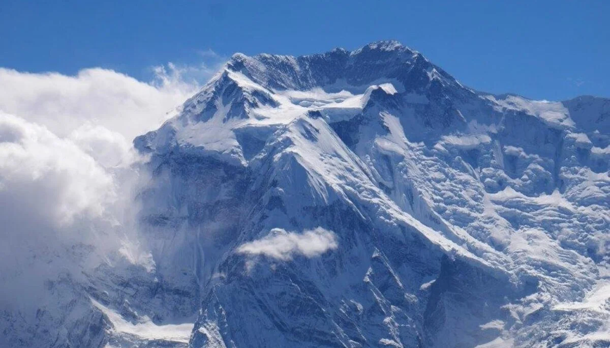 Mächtiger schneebedeckter Berggipfel unter blauem Himmel mit einigen Wolken. | © DAV Dortmund