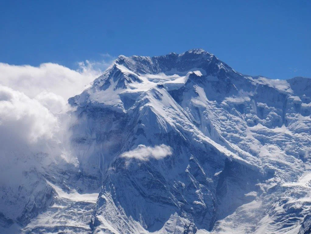 Mächtiger schneebedeckter Berggipfel unter blauem Himmel mit einigen Wolken. | © DAV Dortmund