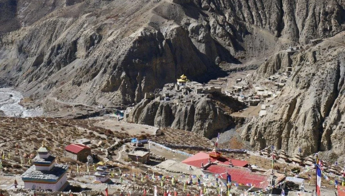 Dorf in einer trockenen Gebirgslandschaft mit vielen bunten Gebetsfahnen. | © DAV Dortmund