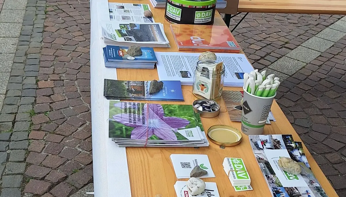 Ansicht eines Tisches mit DAV-Infomaterialien, Prospekten und Naturbeispielen bei einer Veranstaltung. | © DAV Dortmund
