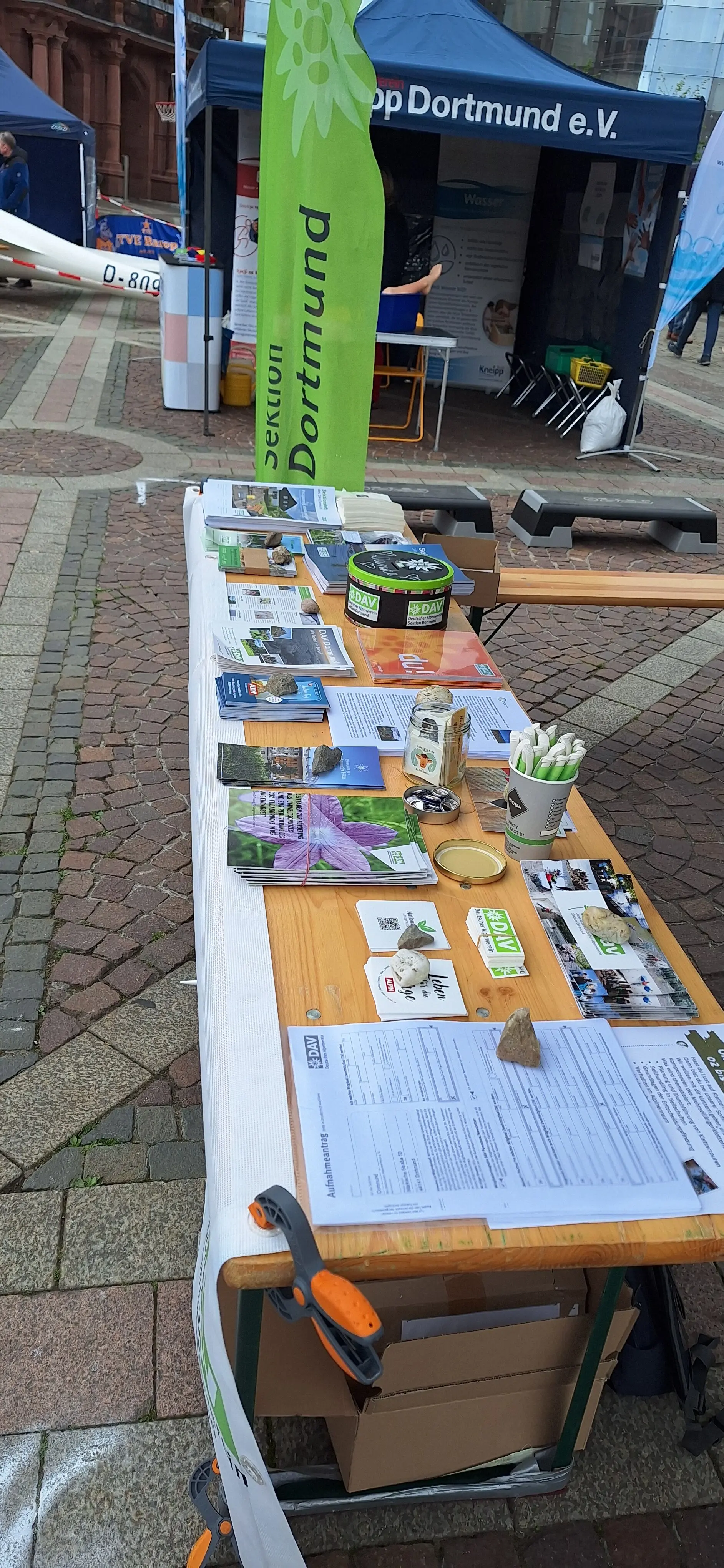 Ansicht eines Tisches mit DAV-Infomaterialien, Prospekten und Naturbeispielen bei einer Veranstaltung. | © DAV Dortmund