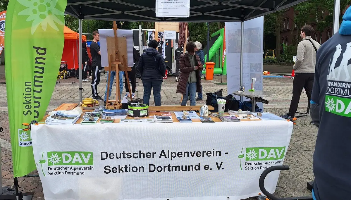 Infostand der DAV Sektion Dortmund mit Bannern, Broschüren und Gesprächssituation auf einem Platz. | © DAV Dortmund
