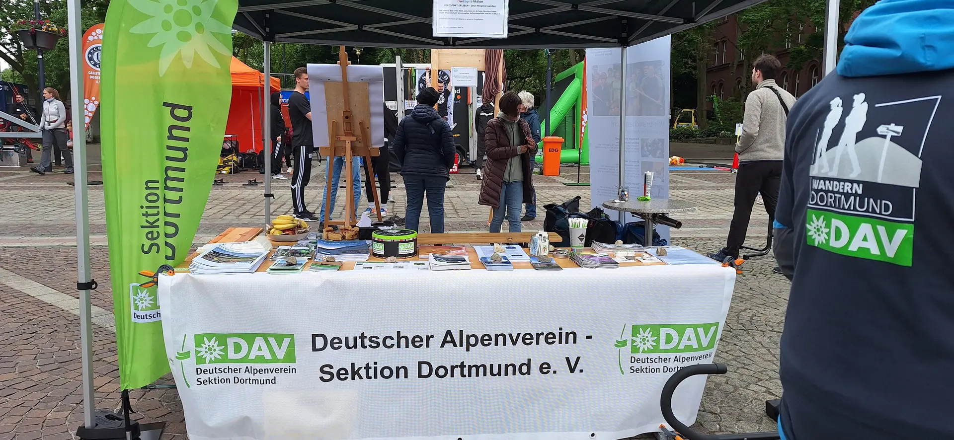 Infostand der DAV Sektion Dortmund mit Bannern, Broschüren und Gesprächssituation auf einem Platz. | © DAV Dortmund