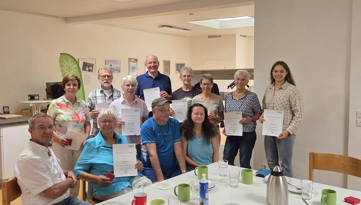 Gruppenbild mit allen geehrten Mitgliedern der DAV Sektion Dortmund, alle halten ihre Urkunden in den Händen und lächeln. | © DAV Dortmund