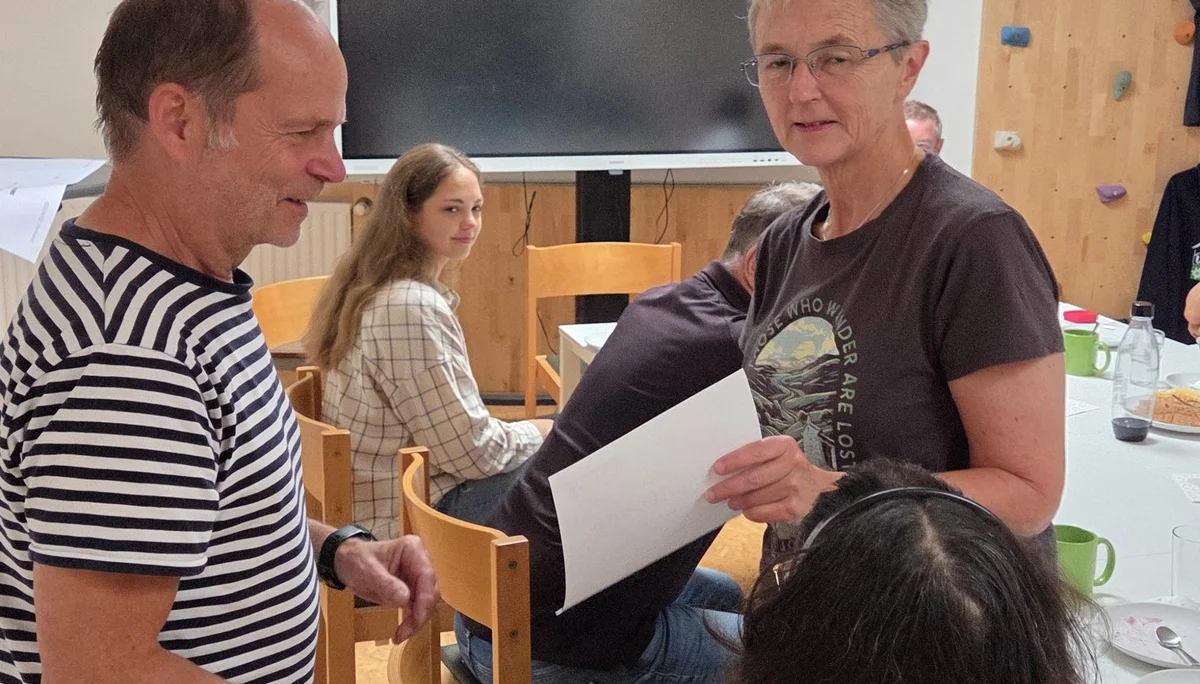 Brigitte erhält ihre Ehrenurkunde für 40 Jahre Mitgliedschaft vom Peter überreicht. | © DAV Dortmund