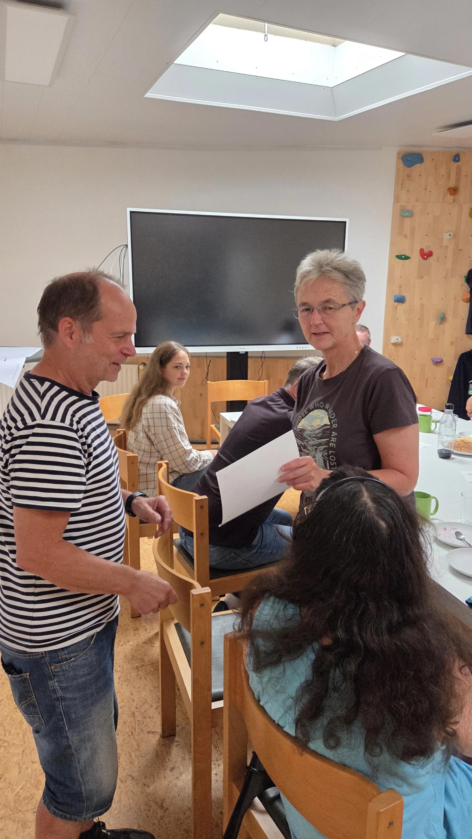 Brigitte erhält ihre Ehrenurkunde für 40 Jahre Mitgliedschaft vom Peter überreicht. | © DAV Dortmund