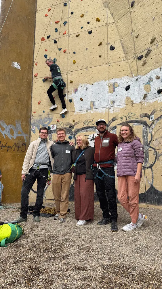Gruppenfoto vor der Kletterwand | © DAV Dortmund