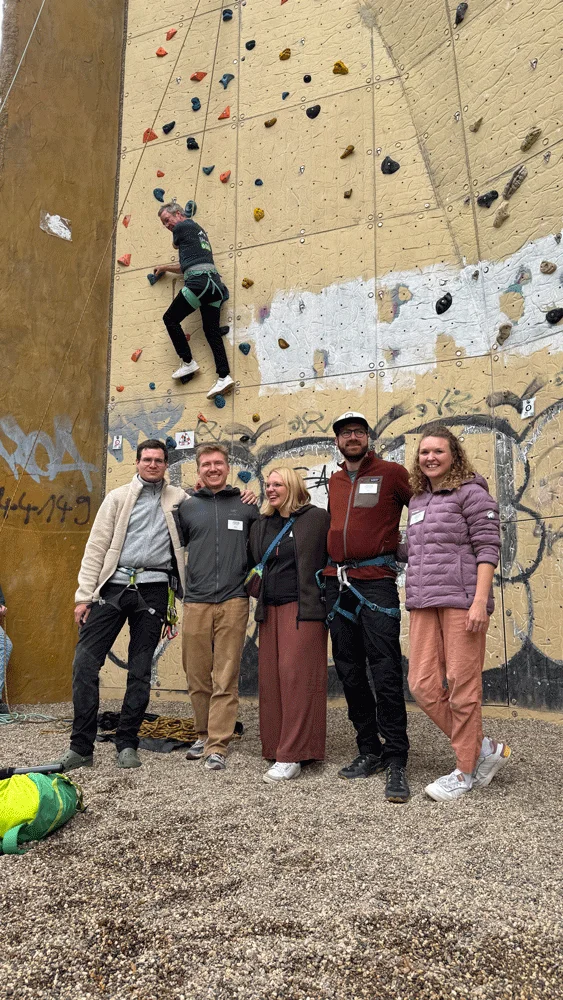 Gruppenfoto vor der Kletterwand | © DAV Dortmund