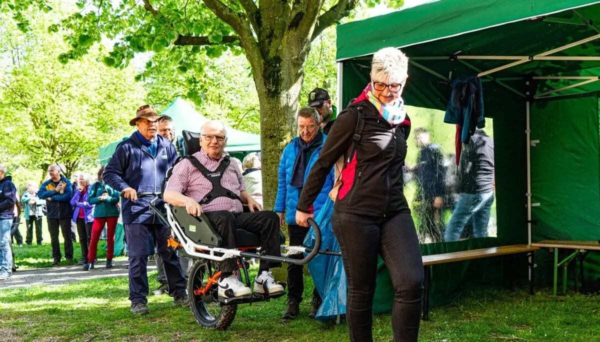 Bürgermeister Schilff im Inklusionschair | © DAV Dortmund