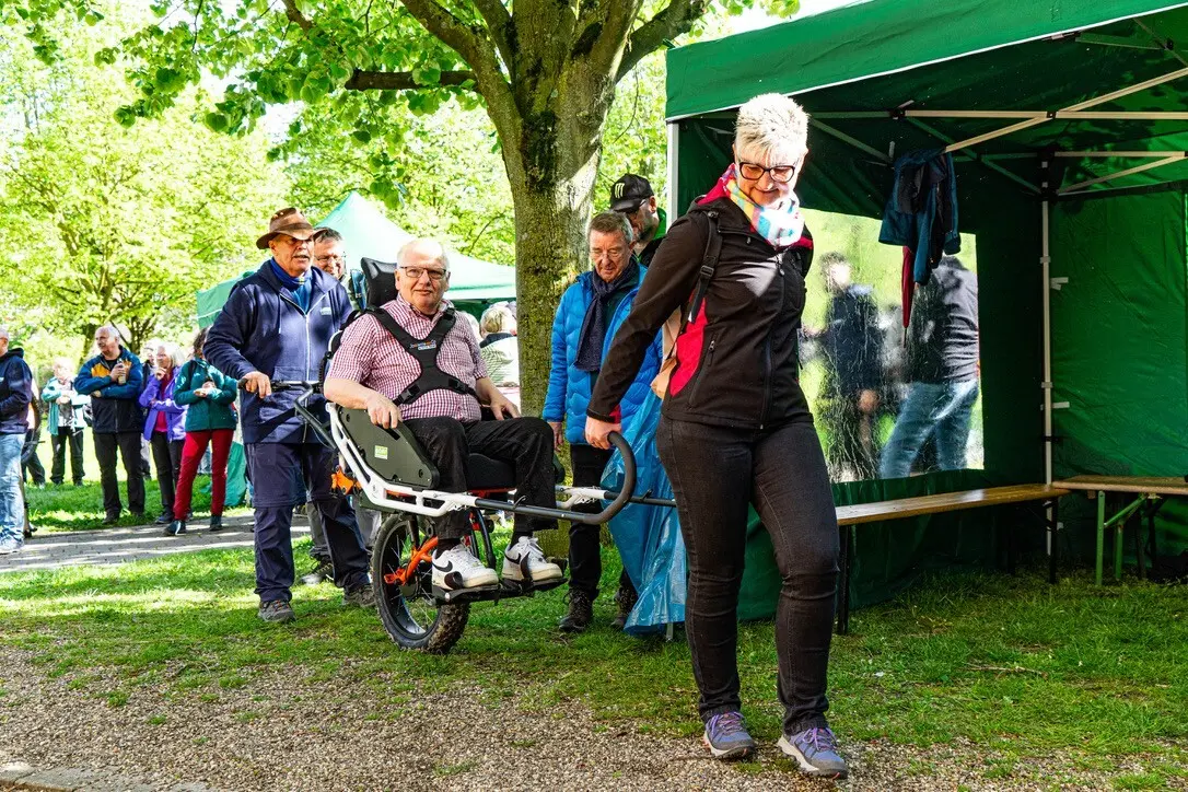 Bürgermeister Schilff im Inklusionschair | © DAV Dortmund