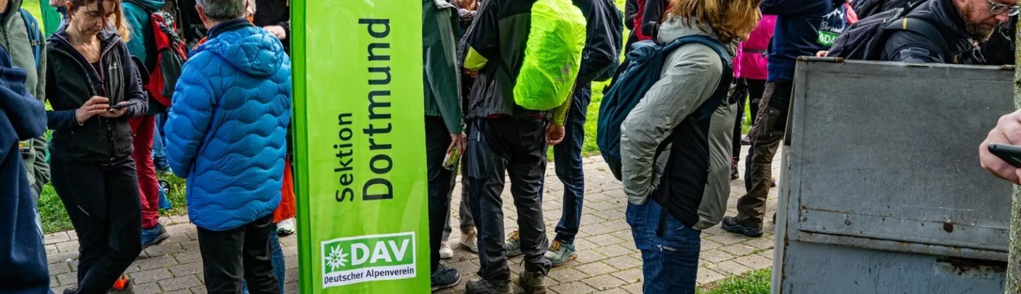 DAV Fahne mit Leuten | © DAV Dortmund