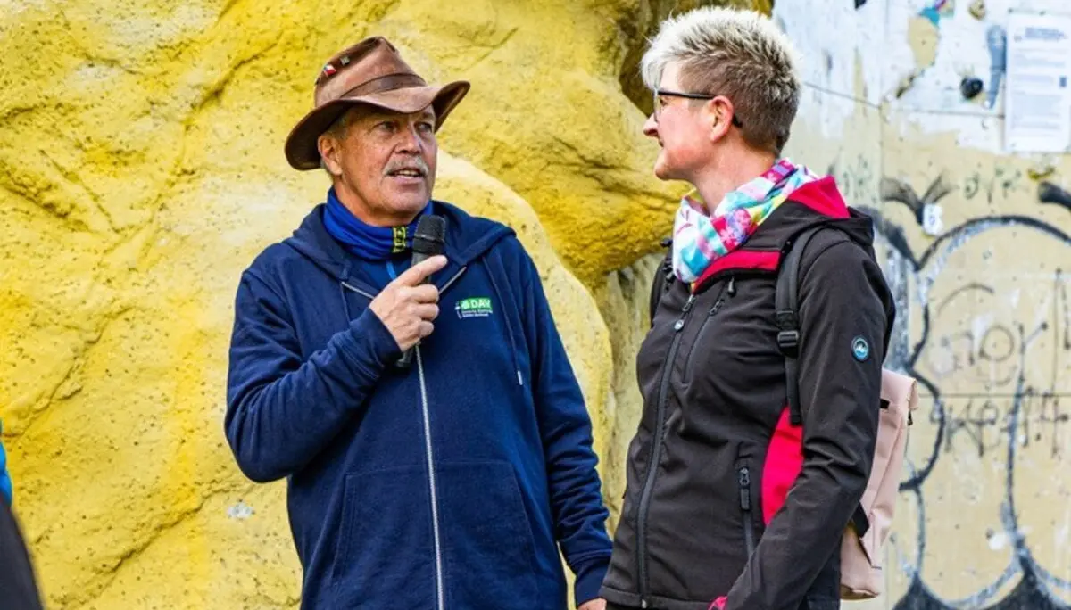 KlausDieter Schüler mit Sparkassenvertreterin | © DAV Dortmund