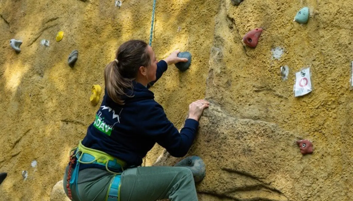 Frau an einem künstlichen Kletterturm in Dortmund | © DAV Dortmund
