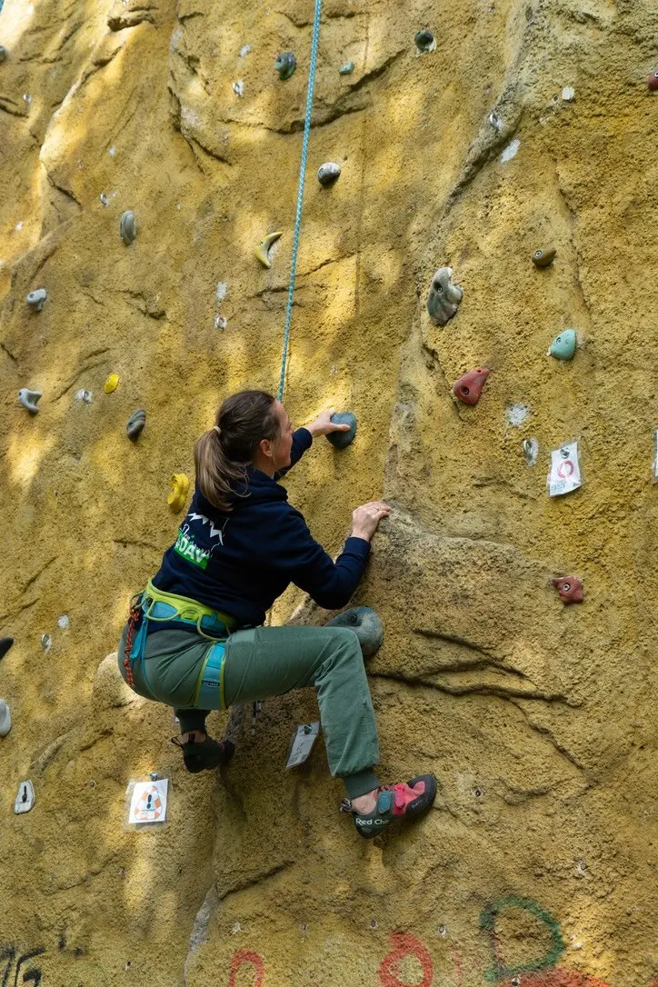 Frau an einem künstlichen Kletterturm in Dortmund | © DAV Dortmund