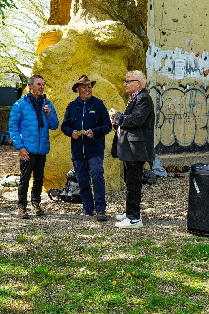 3 Männer vor einem Kletterturm | © DAV Dortmund